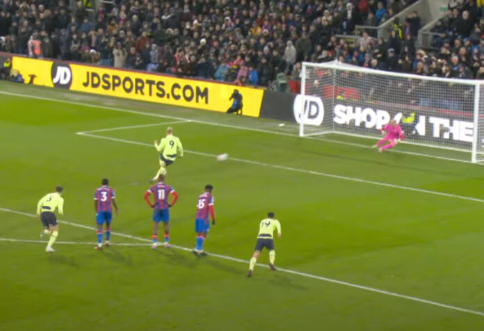 Manchester City beats Crystal Palace 1-0 with a goal scored by E. Haaland. HIGHLIGHTS