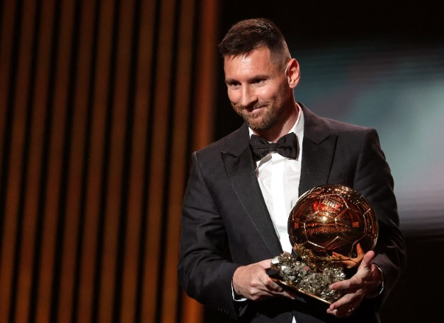 Lionel Messi's Warm Gesture For Napoli Star During Ceremony