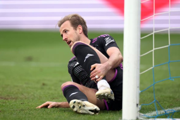 Harry Kane Gets Injured By Crashing On To The Post