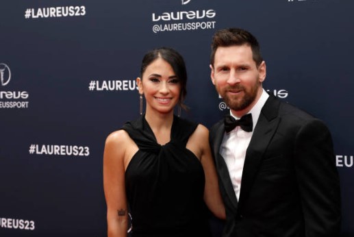Leo Messi Greets Fans With His Wife Antollena