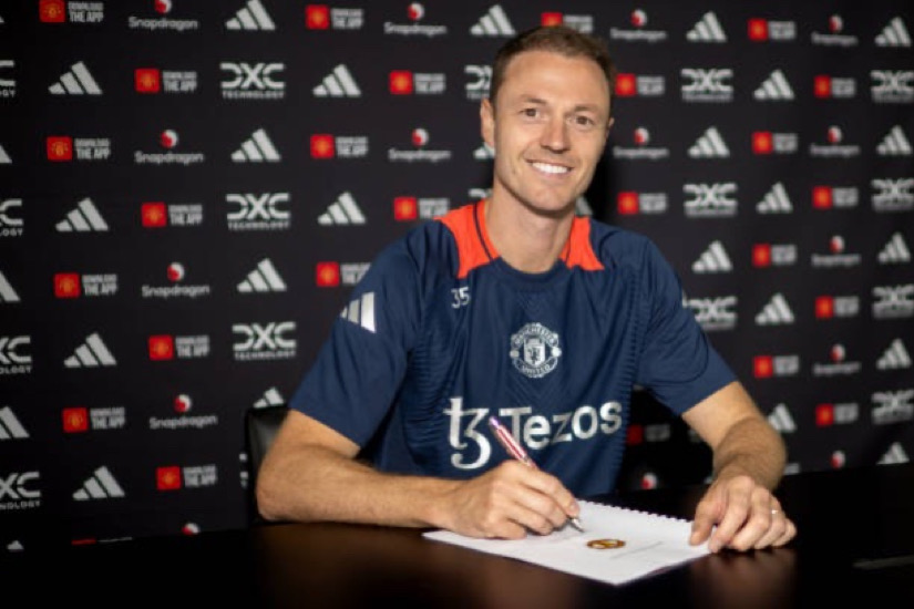 Cash Strapped Manchester United Re Sign Jonny Evans For Another Year